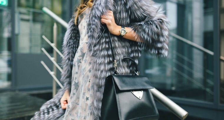 (Sample Ad) Elegant Women’s Designer Handbags – Up to 50% Off!