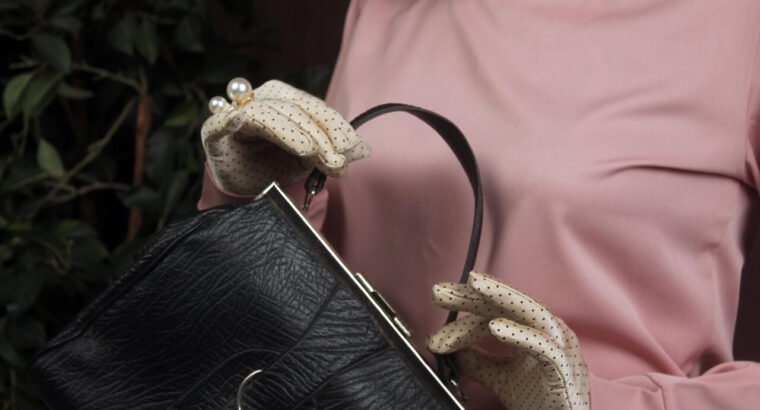 (Sample Ad) Elegant Women’s Designer Handbags – Up to 50% Off!